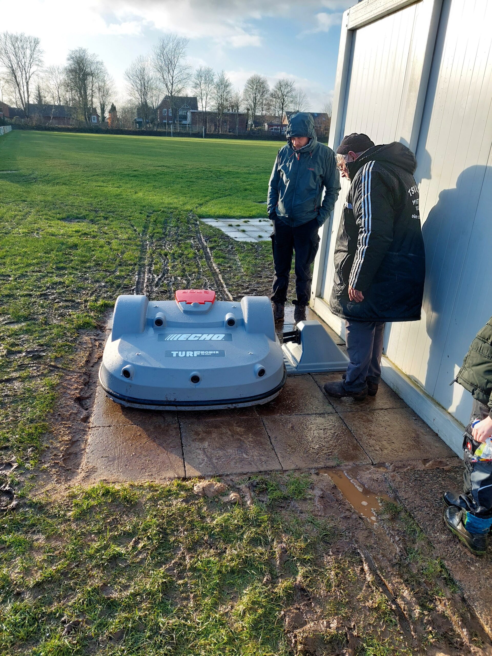 Installation Mähroboter 1 Maehroboter I 20220221 I TSV Nordschwansen Karby 7 scaled